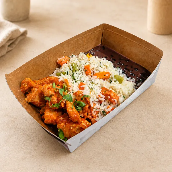 Frango ao Sugo com Arroz à Grega e Feijão