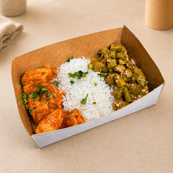 Frango com quiabo e arroz